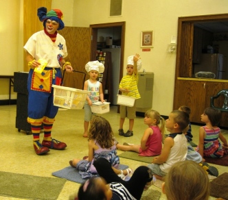 Silly Sally teaching preschoolers to be healthy eaters.